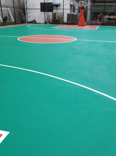贡觉 球场长期使用易出现地面开裂